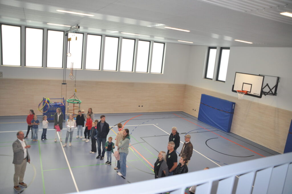 TSV Vorsitzender Manfred Dietz führte Besuchergruppen durch die Sporthalle